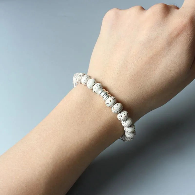 Bracelet tibétain graine de bodhi protection au poignet d'une femme Kaosix