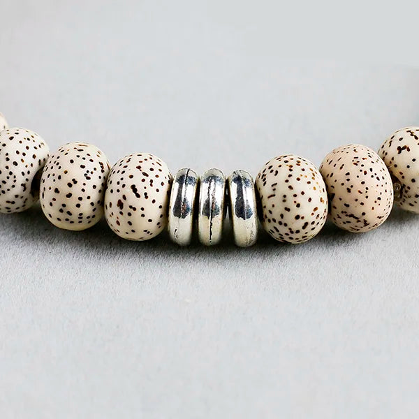 Bracelet tibétain graine de bodhi protection gros plan sur les anneaux metalliques Kaosix