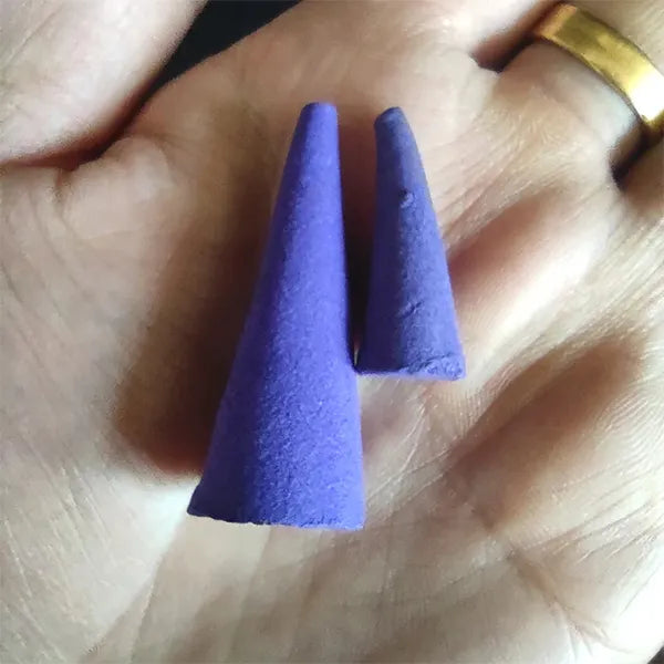 Cônes d’encens - Sachet de 20 pièces, parfums variés Lavende dans main de femme kaosix