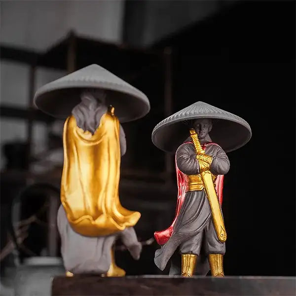 Deux Statues Guerrier Chinois Wuxia en Céramique couleurs dorée et rouge sur une table kaosix