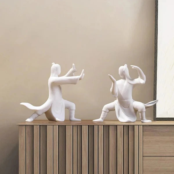 Deux Statuettes Guerrier Chinois Kung-Fu en Céramique sur une étagère kaosix