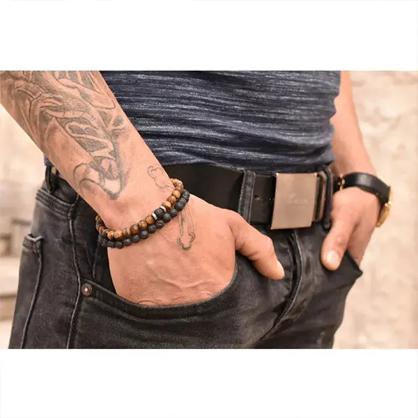 Duo de Bracelets Homme Œil de Tigre & Lave Volcanique au poignet d'un homme plan large kaosix