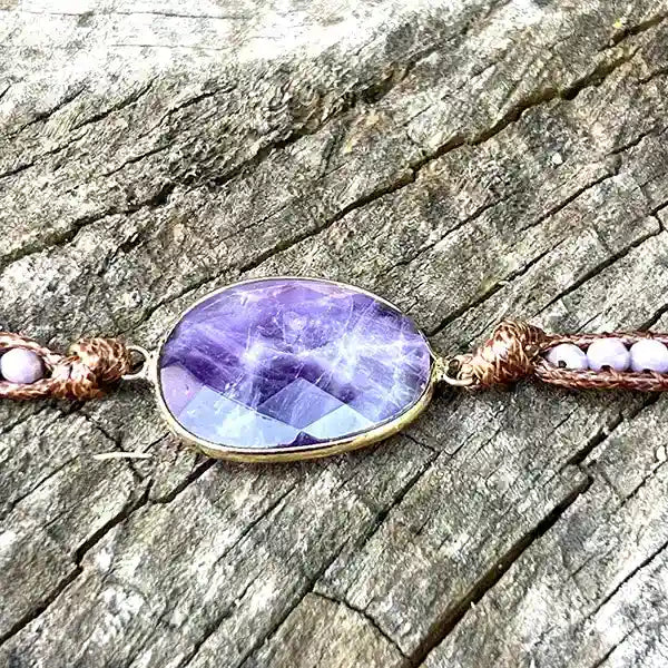 Gros plan sur le galet d'améthyste incorporé au Bracelet Boho (Wrap) en Améthyste Kaosix
