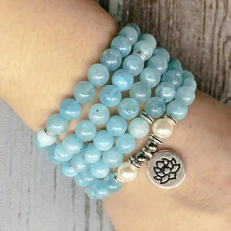 Mala 108 perles Aigue Marine Lotus au poignet d'une femme kaosix