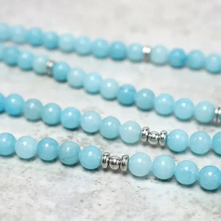 Mala 108 perles Aigue Marine Lotus vue en gros plan sur les perles d'aigue marine kaosix