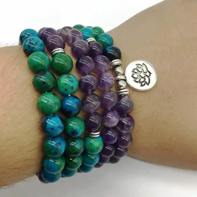 Mala 108 perles Améthyste Chrysocolle Lotus au poignet d'une femme kaosix