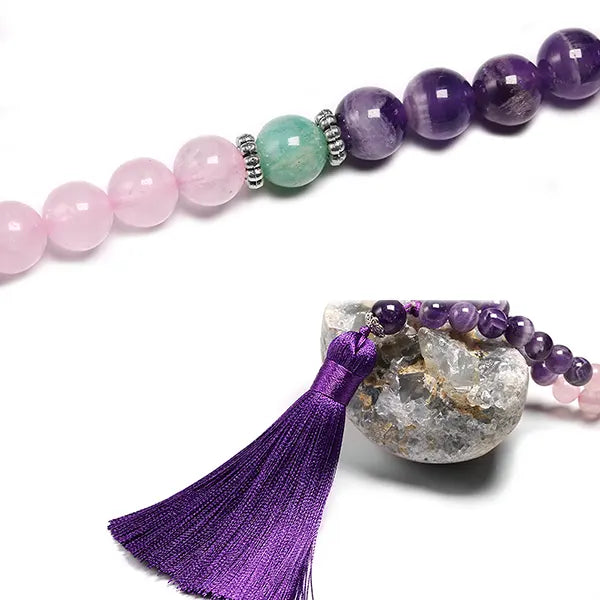 Mala 108 perles Améthyste Quartz Rose avec Pompon (boule 8 mm) gros plan sur le pompon et fond blanc Kaosix