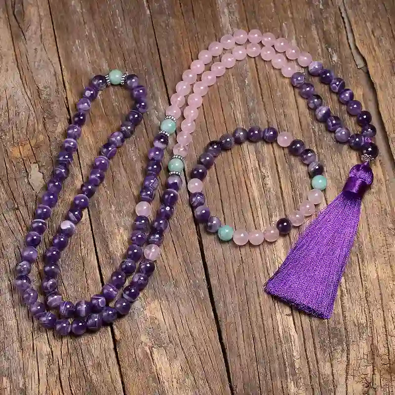 Mala 108 perles Améthyste Quartz Rose avec Pompon (boule 8 mm) posé sur parquet en bois et vue aérienne Kaosix