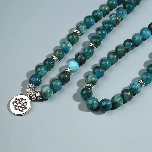 Mala 108 perles Apatite Bleue Symbole du Lotus gros plan sur l'amulette Bouddha kaosix