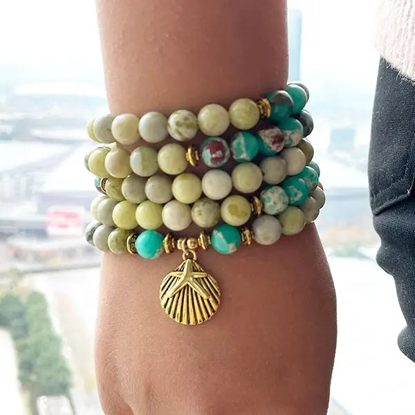 Mala 108 perles Jaspe Vert Jaspe Jaune Coquillage au poignet d'une femme kaosix