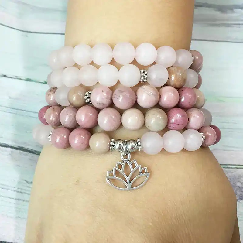 Mala 108 perles Quartz rose Rhodochrosite Lotus au poignet d'une femme kaosix