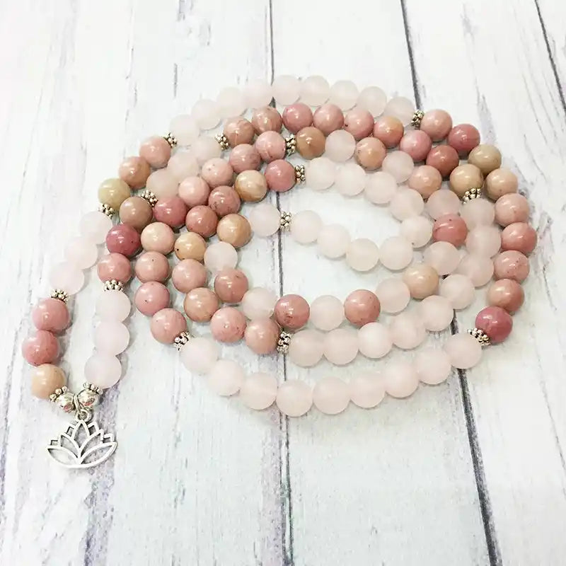 Mala 108 perles Quartz rose Rhodochrosite Lotus déroulé sur du bois blanc kaosix