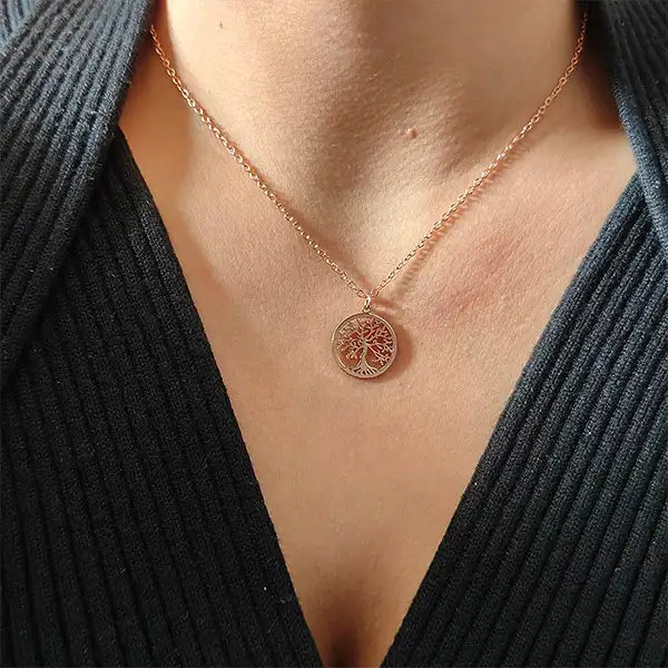 Pendentif Arbre de Vie en Acier Inoxydable Plaqué Or Rose Chaîne 45 cm au cou d'une femme kaosix