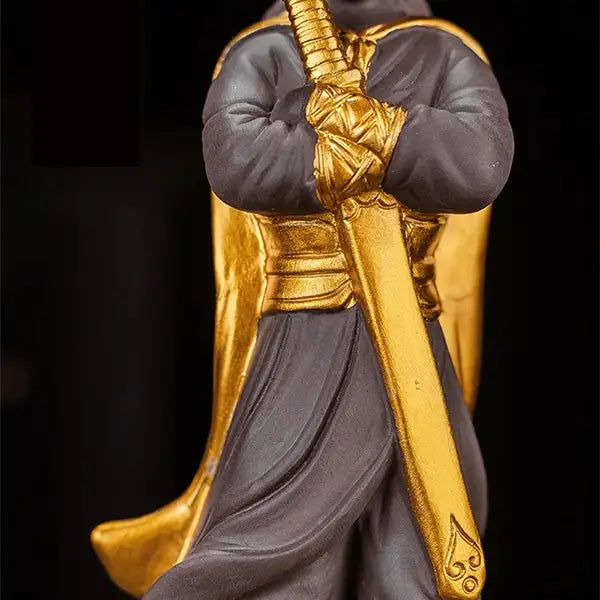 Statue Guerrier Chinois Wuxia en Céramique couleur doré gros plan sur l'épée kaosix