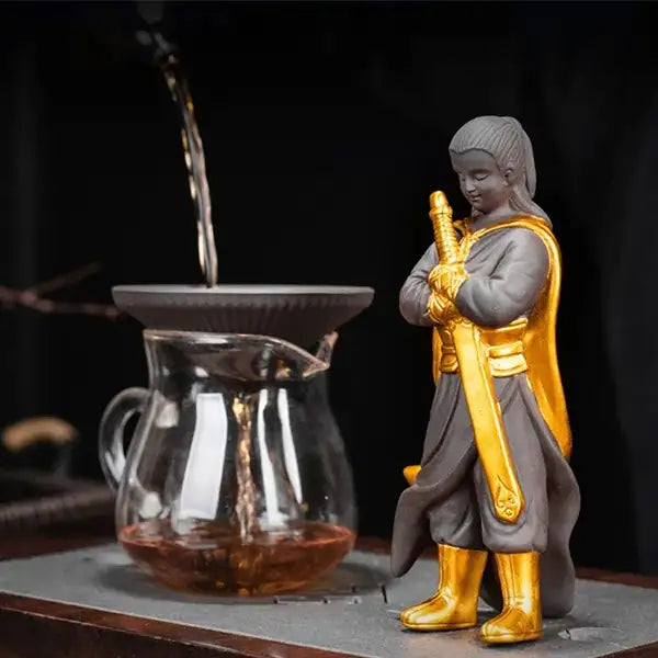 Statue Guerrier Chinois Wuxia en Céramique couleur doré gros plan sur le chapeau passoire à thé kaosix