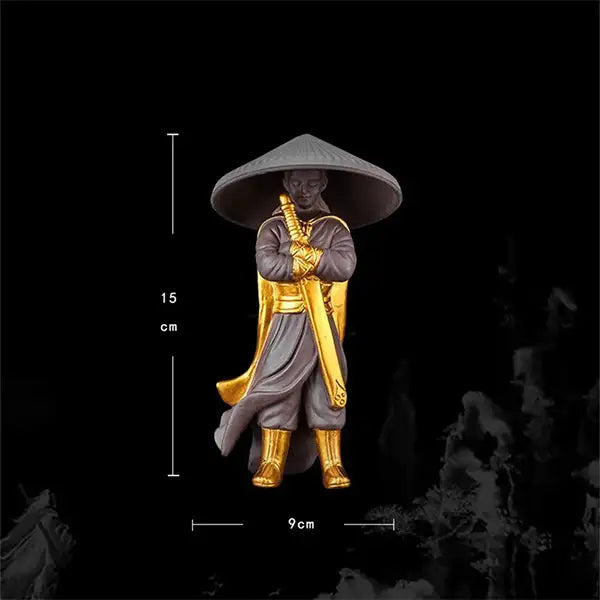 Statue Guerrier Chinois Wuxia en Céramique couleur doré sur fond noir avec dimensions kaosix