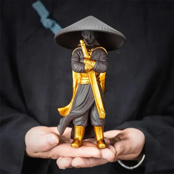 Statue Guerrier Chinois Wuxia en Céramique couleur doré sur mains d'homme kaosix