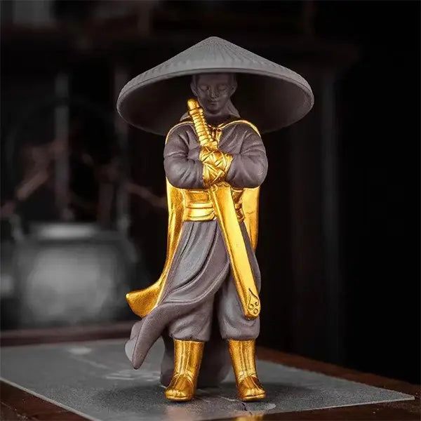 Statue Guerrier Chinois Wuxia en Céramique couleur doré sur table et fond noir kaosix
