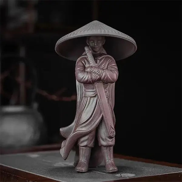 Statue Guerrier Chinois Wuxia en Céramique couleur marron sur table et fond noir kaosix