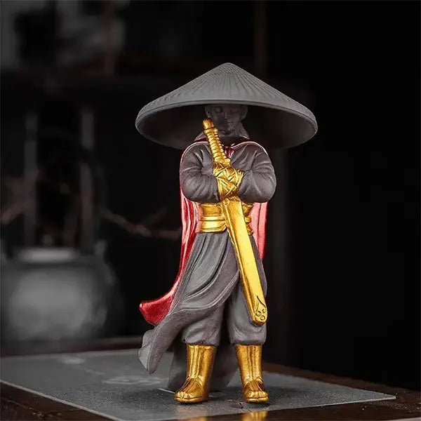 Statue Guerrier Chinois Wuxia en Céramique couleur rouge sur table et fond noir kaosix