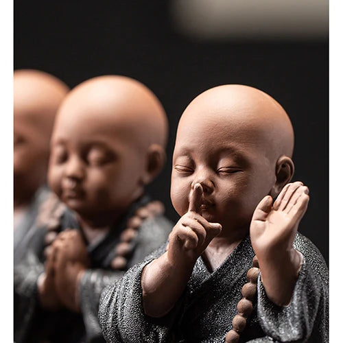 Statue de Moine Tibétain Compagnons de Sérénité modèle Silence gros plan sur son visage et avec un fond noir Kaosix