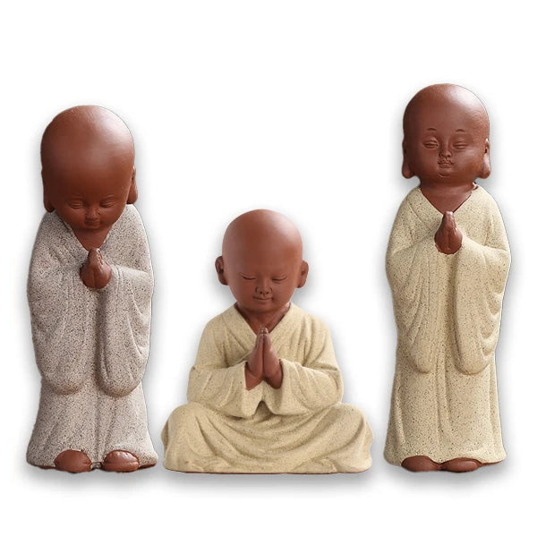 Statues de Moines Bouddhistes Méditants sur fond blanc kaosix