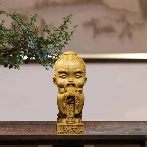 Statuette Confucius en Bois de Cyprès Personnage Chinois Emblématique posée sur une table en bois kaosix