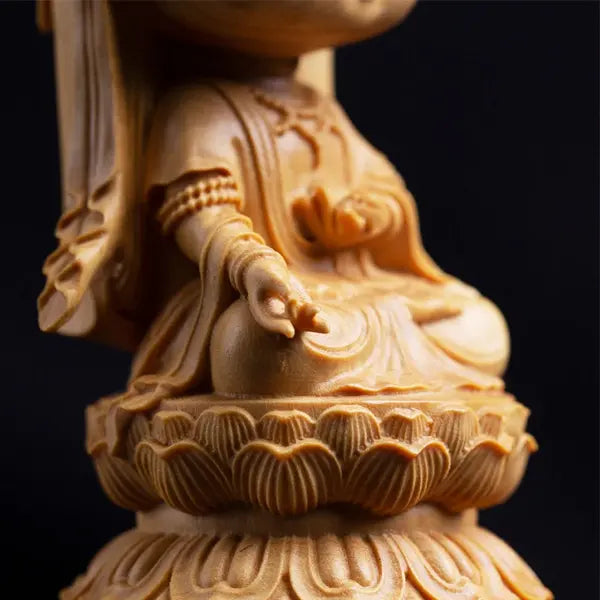 Statuette Guanyin en Bois - Déesse de la Compassion gros plan sur les mains kaosix