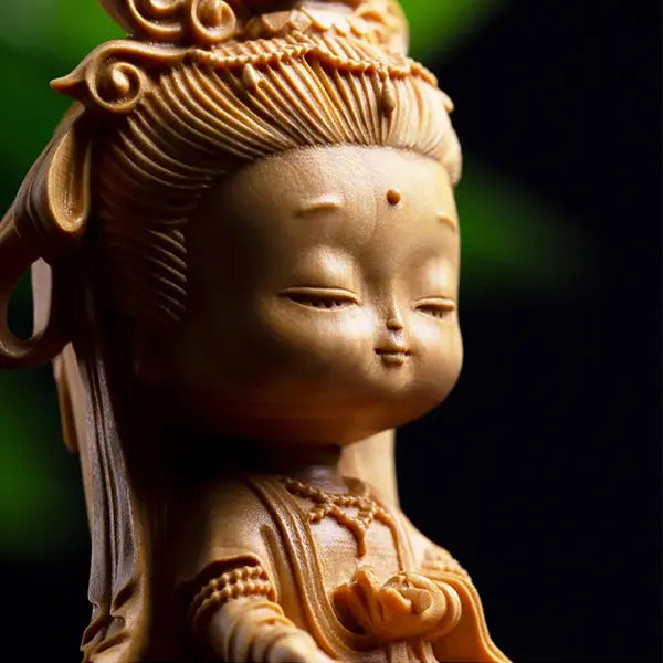 Statuette Guanyin en Bois - Déesse de la Compassion gros plan sur le visage kaosix