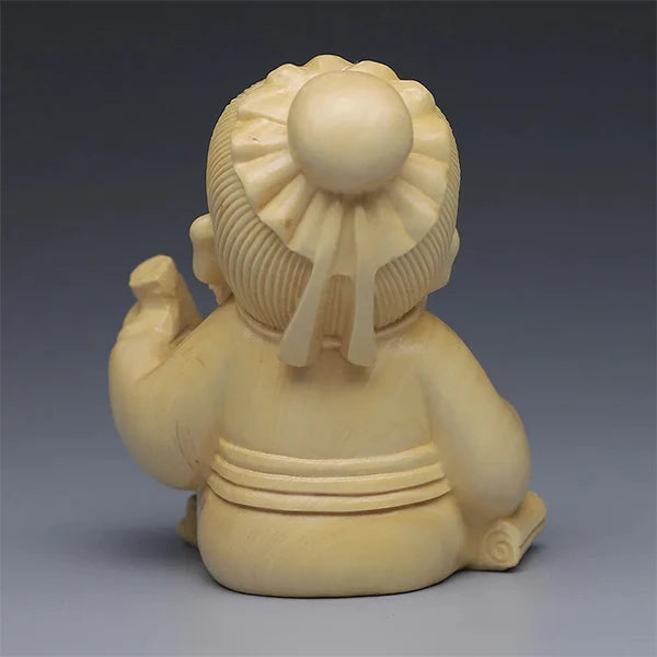 Statuette Lao Tseu en Bois Blanc Décoration Zen et Sagesse Taoïste sur fond gris vue de dos Kaosix