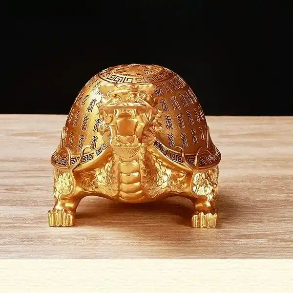 Statuette Tortue Dragon Feng Shui Prospérité et Longévité couleur or sur fond noir vue de face kaosix