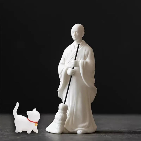 Statuette moine bouddhiste avec un balai couleur blanc chien kaosix