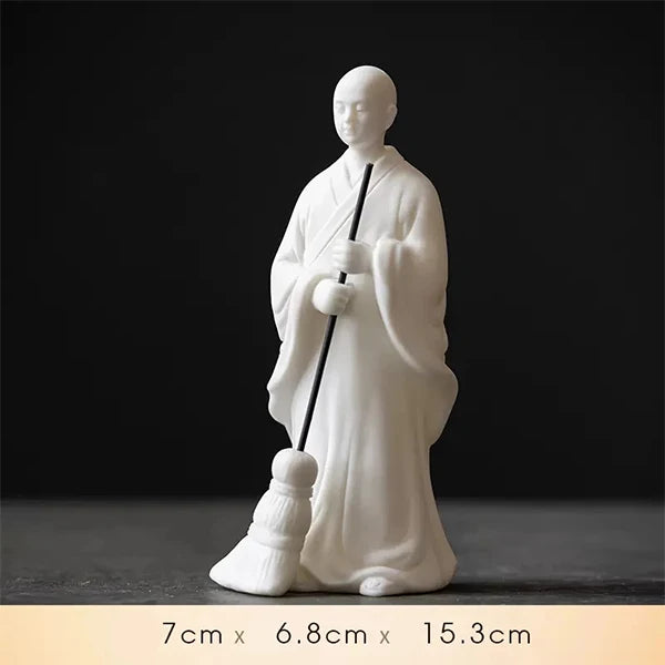 Statuette moine bouddhiste avec un balai couleur blanc kaosix