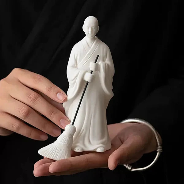Statuette moine bouddhiste avec un balai couleur blanc main kaosix