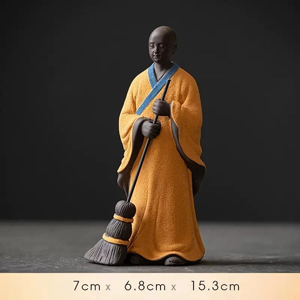 Statuette moine bouddhiste avec un balai couleur orange kaosix