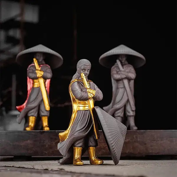 Trio de Statues Guerrier Chinois Wuxia en Céramique sur une table en bois kaosix