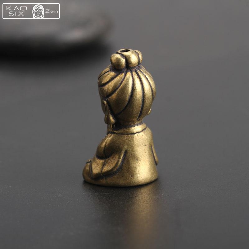 Statue Bouddha assis Guanyin posée de dos sur une table en bois Kaosix