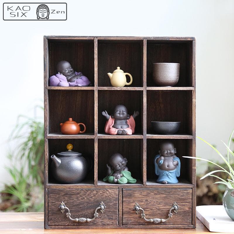 4 statuettes Bouddha rieur fortune dans une étagère avec une théière et des tasses à thé kaosix