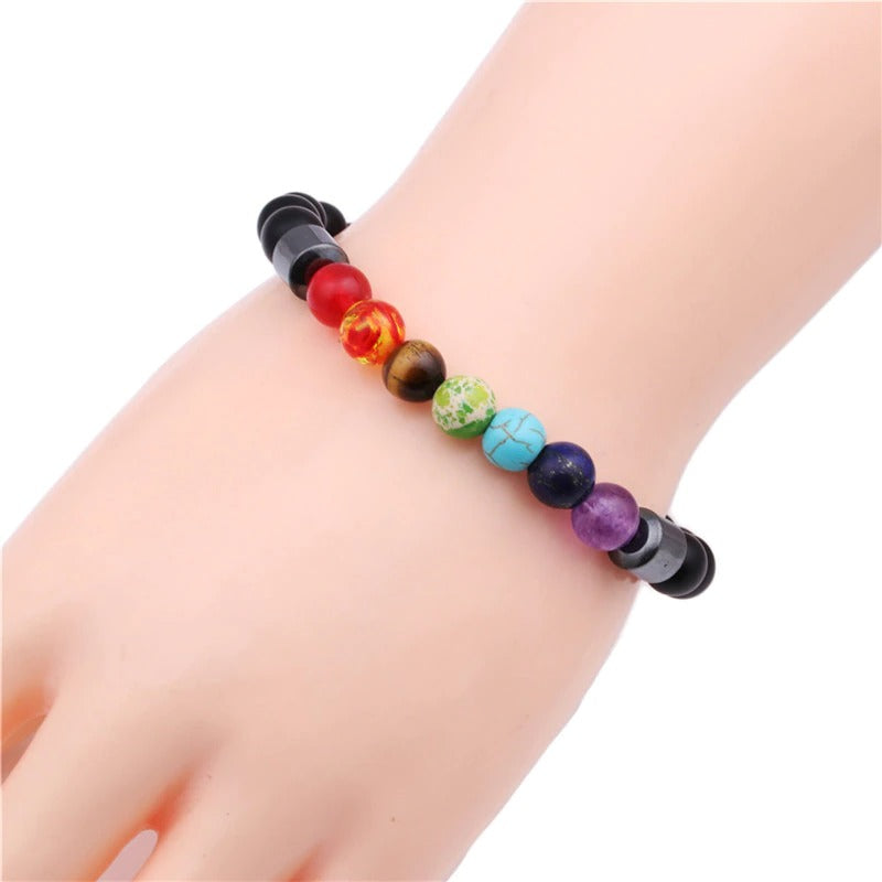 Bracelet 7 chakras ancrage hématite sur poignet de jeune fille Kaoisx