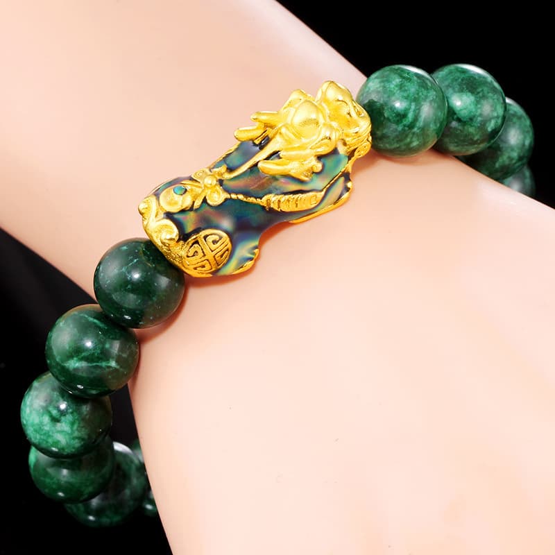 Bracelet Jade Pi Xiu Abondance au poignet dune jeune fille Kaosix