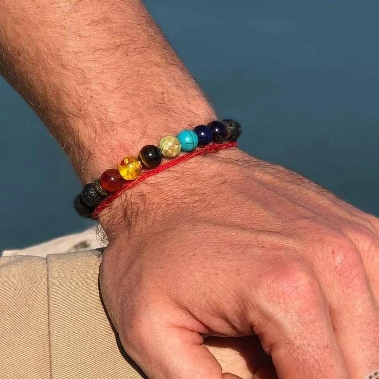 Bracelet de guerison des 7 chakras pierre de lave sur poignet d'homme kaosix