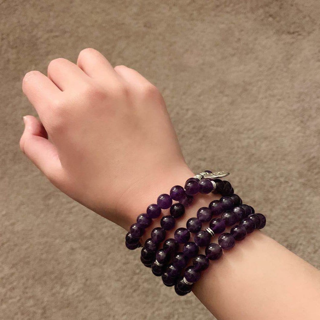 bracelet mala 108 perles améthyste sur poignet de femme Kaosix