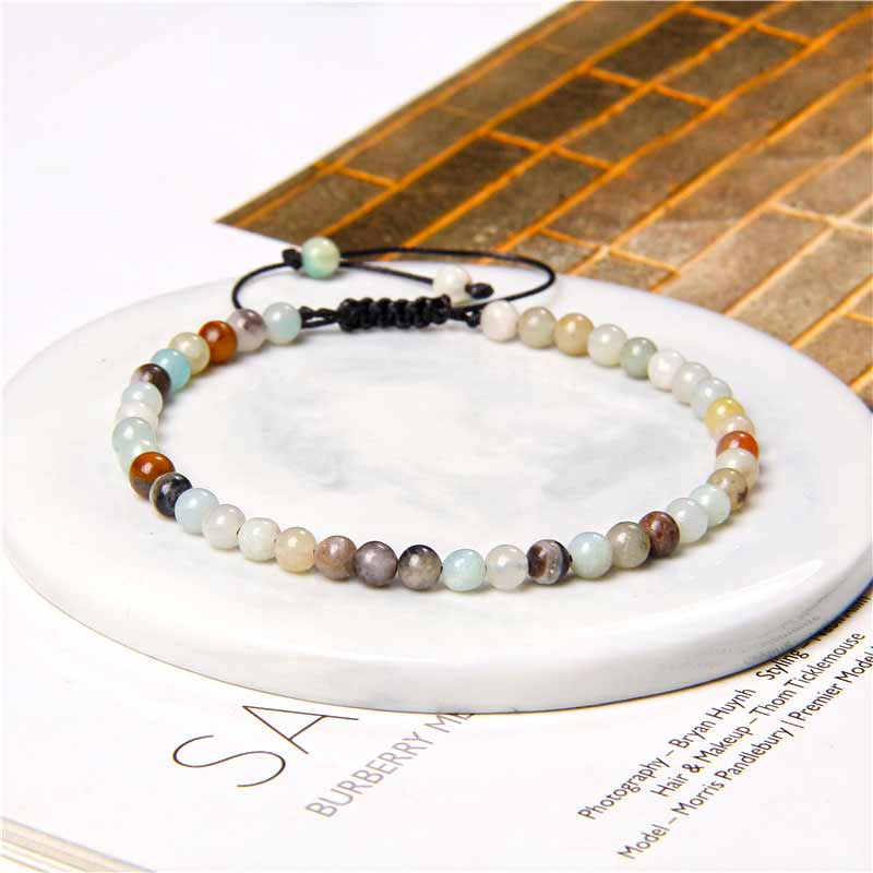 Bracelet amazonite noeud macramé posé sur une plaque de marbre blanc Kaosix