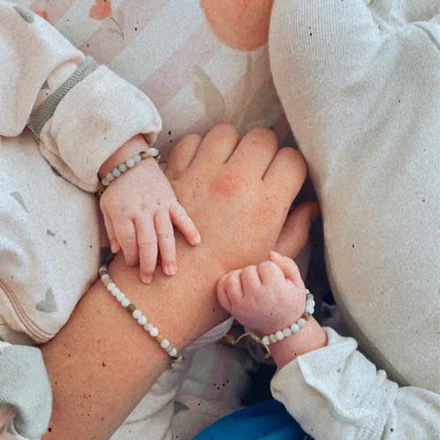 Bracelet amazonite noeud macramé sur le poignet d'une maman avec son bébé Kaosix