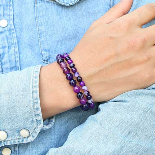 Bracelet apaisement en améthyste et agate violette au poignet dun homme kaosix
