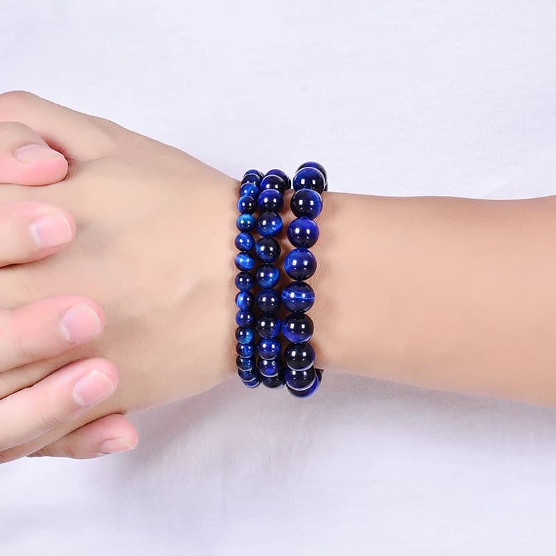 Bracelet confiance en œil de tigre bleu au poignet d'une jeune fille Kaosix