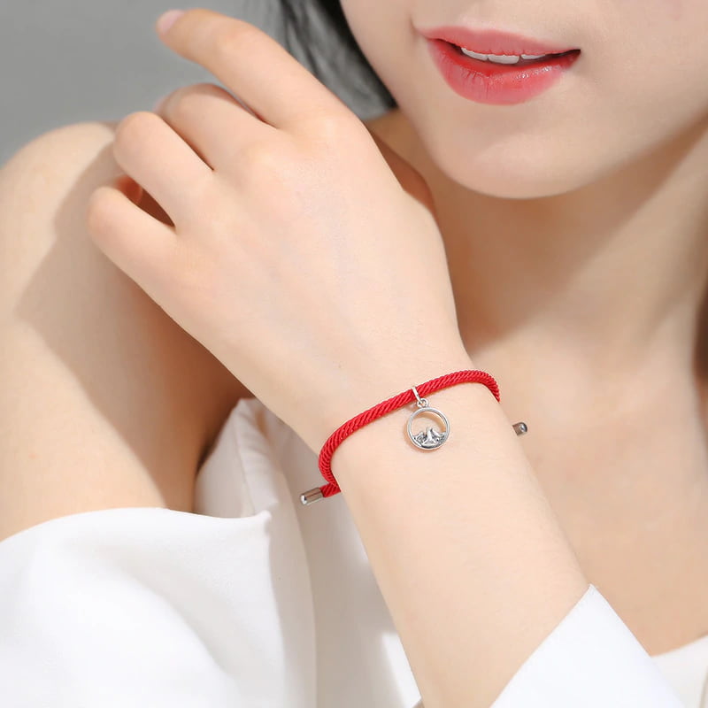 Bracelet couple cordon rouge sur le poignet dune femme Kaosix