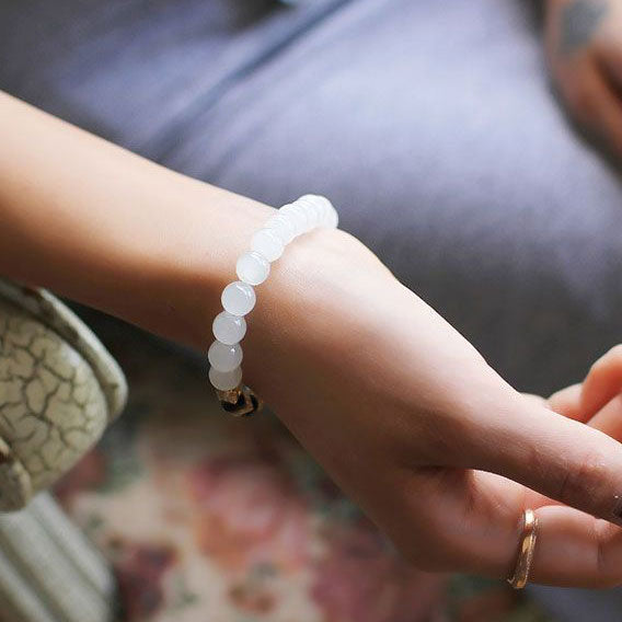 Bracelet en Calcédoine Blanche Grenat Rouge et Citrine au poignet dune jeune fille Kaosix