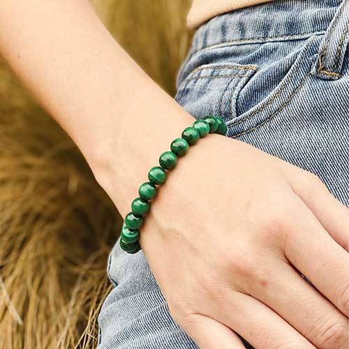 Bracelet en malachite transformation boule 8 mm sur un poignet de jeune femme Kaosix