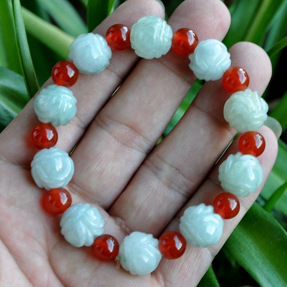 Bracelet jade blanc lotus sur la main d une femme Kaosix